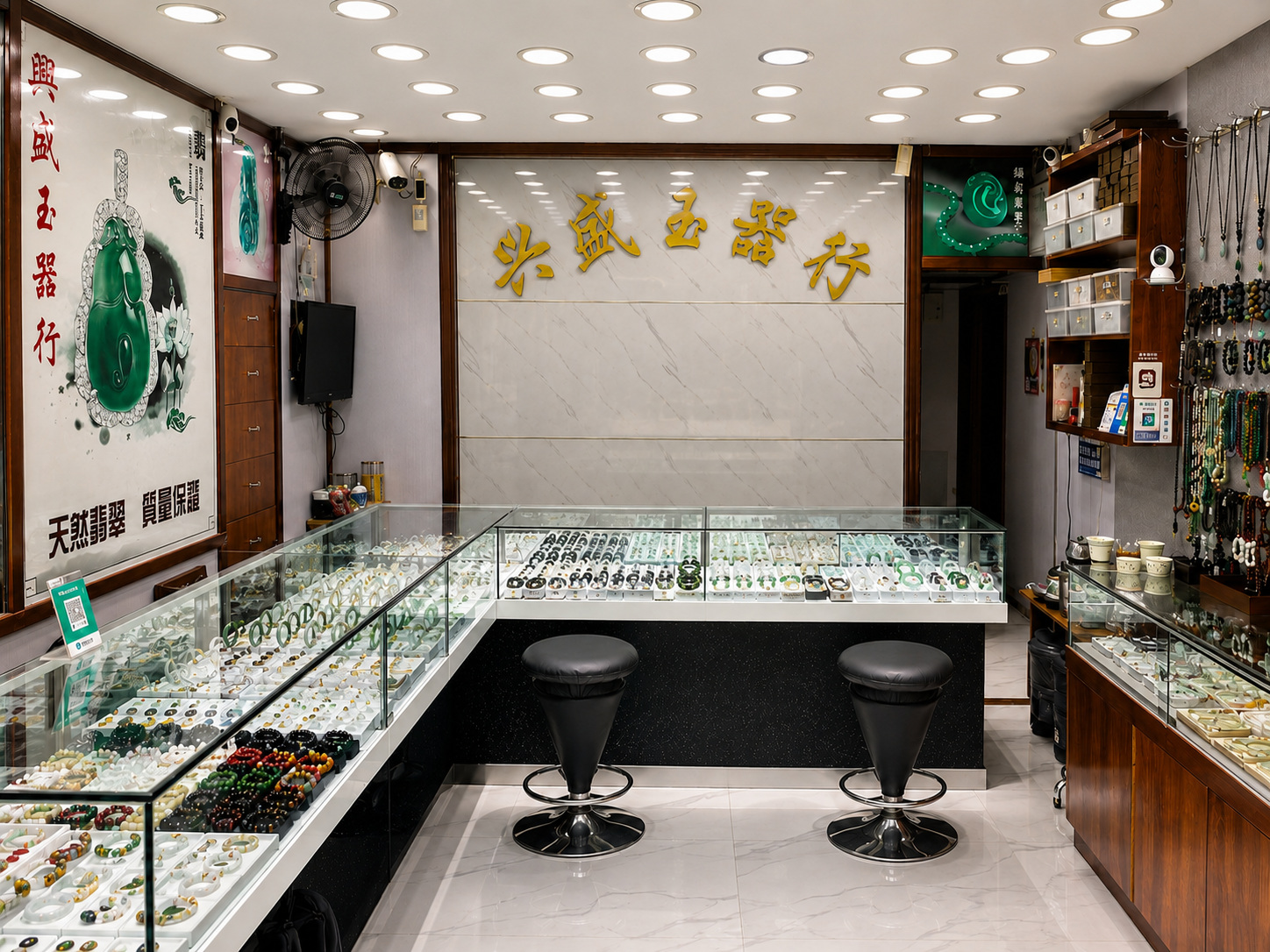 A wide view of the Xing Sheng Jade consultation counter in Dali